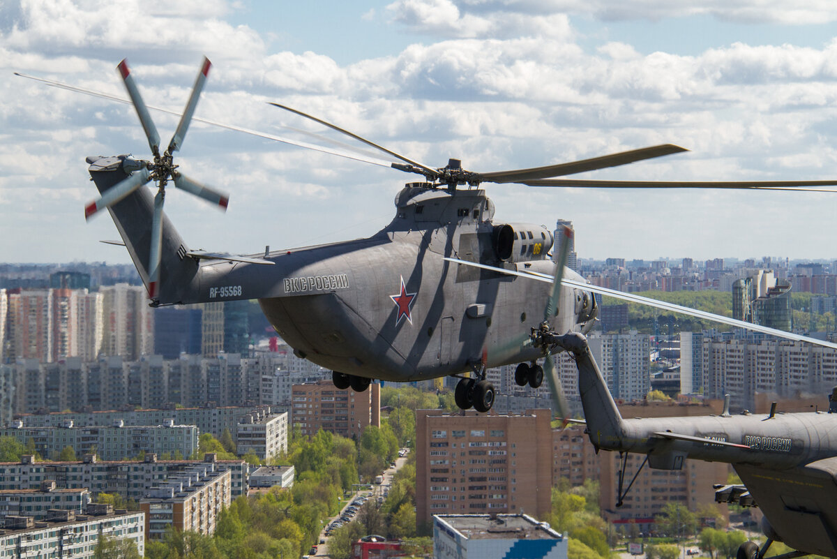 Летают вертолеты сегодня москва почему. Военные вертолеты над Москвой. Бесшумный вертолет. Военные вертолеты в Белгороде. Военный вертолет над Белгородом.