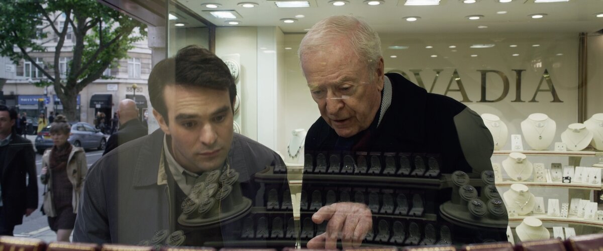 Кадр из фильма "Король воров" 2018 года