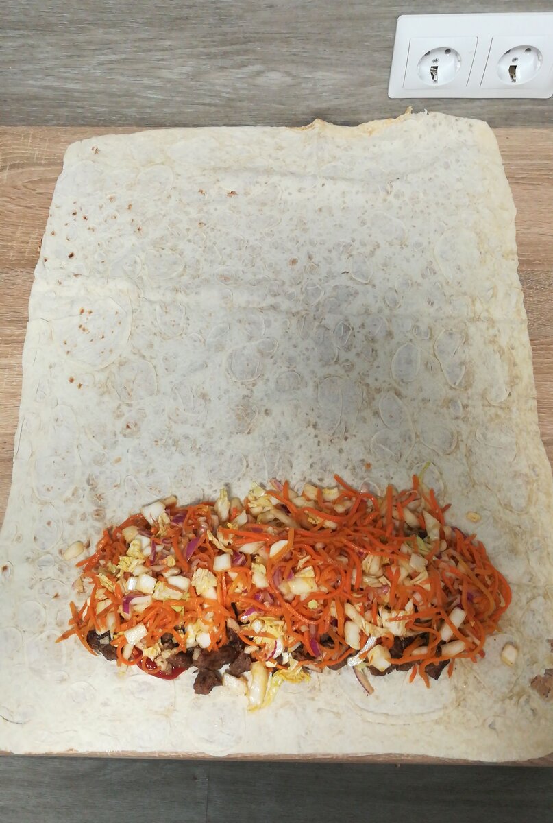 Шаурма практически готова - осталось только свернуть лаваш.