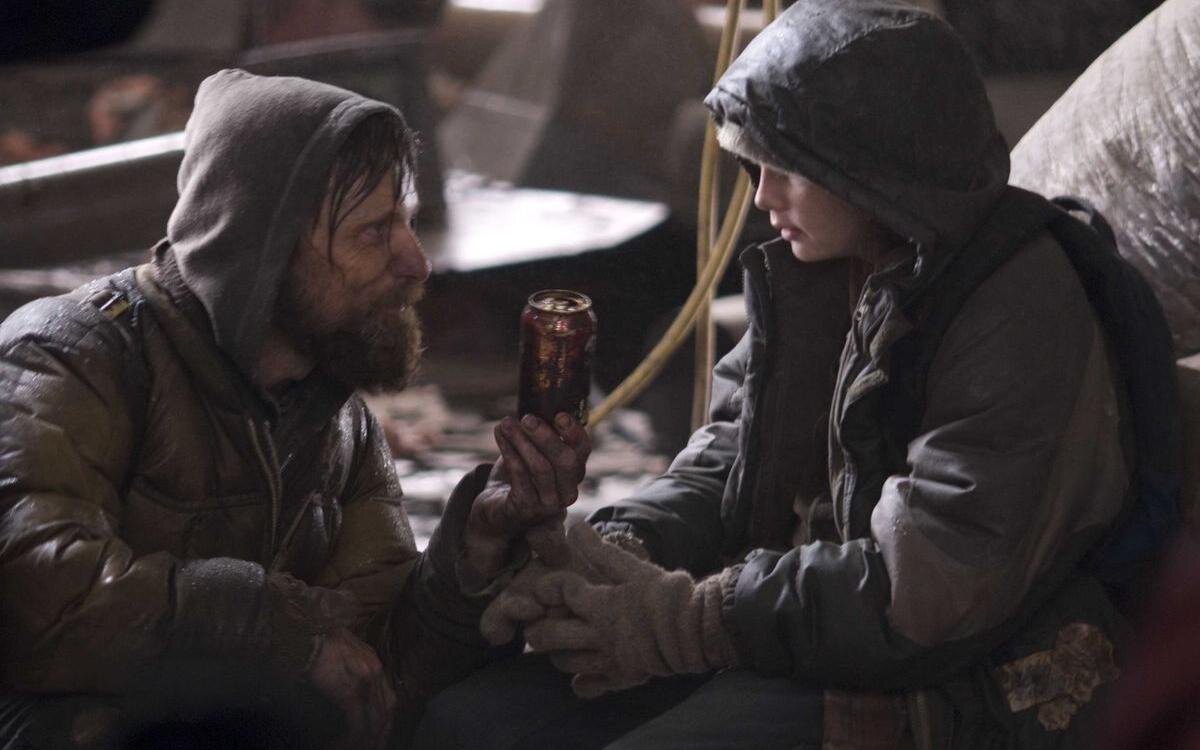 Мальчик в первый раз пробует газировку. 