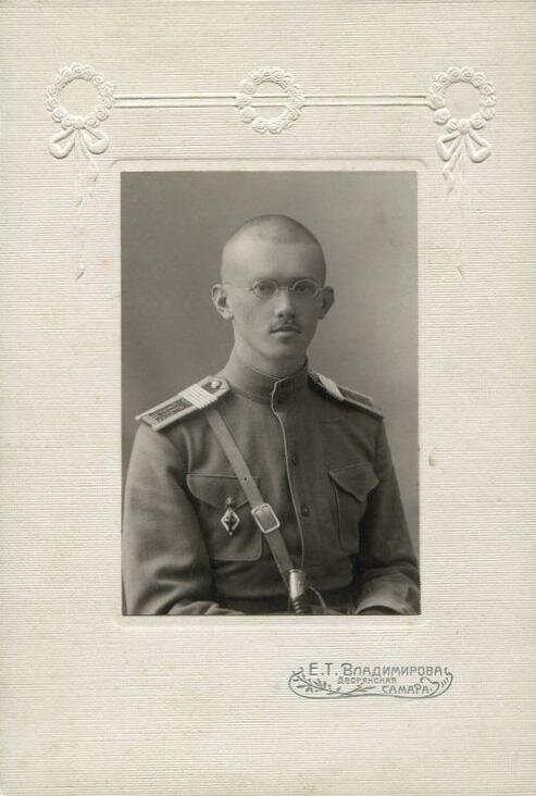 На фото: фельдфебель со знаком об окончании немедицинских факультетов императорских университетов. 1910-е гг. Источник: gornitsa.ru