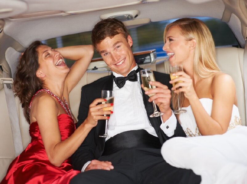 Богатый мужчина всегда в окружении красивых дам.