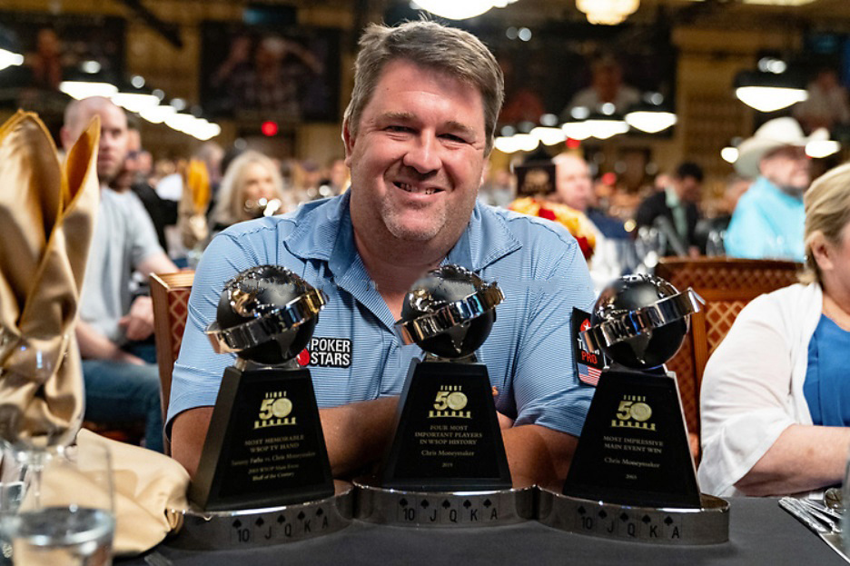 Крис Манимейкер на церемонии WSOP First Fifty Honors с трофеями