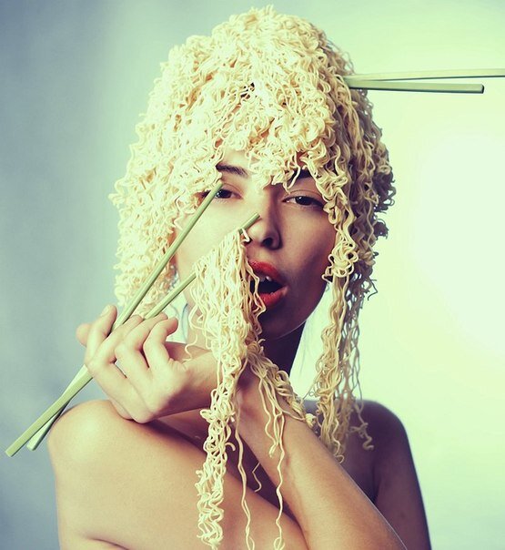 Полезные советы домохозяйкам: Хотите, чтобы муж во время готовки шутил, смеялся и крутился где-то рядом? Пригласите симпатичную подругу в мини-юбке помочь вам по кухне!