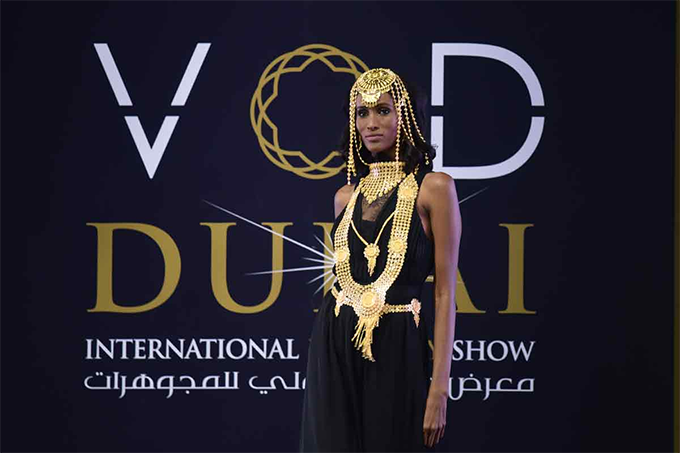 Открытие международной ювелирной выставки в Дубае, 2018 год (источник фото:  https://www.rough-polished.com/upload/medialibrary/709/news_16112018_vod_dubai.png)
