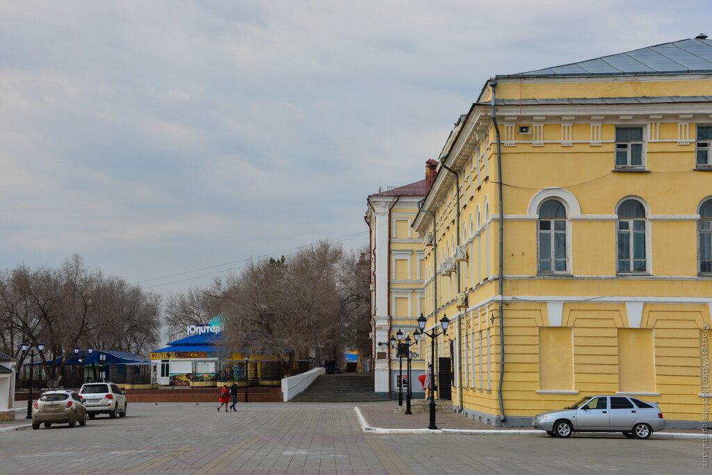 01. Какое отношение Оренбург имеет к Гагарину? Да почти никакого, кроме того что учился летать он тут в Первом чкаловском (так город тогда назывался) военном авиационном училище летчиков. По известной легенде, отсюда его чуть было не отчислили, за отсутствие навыков производить успешную посадку, самолет все время клевал носом. В последний момент начальник училища предположив что у низкорослого курсанта Гагарина меняется угол обзора и снижается чувство земли, подложил под кресло толстую подкладку. И вуаля, состоялся таки летчик Гагарин, да и в космос полетел. Такой вот оренбуржский казус Гагарина.

