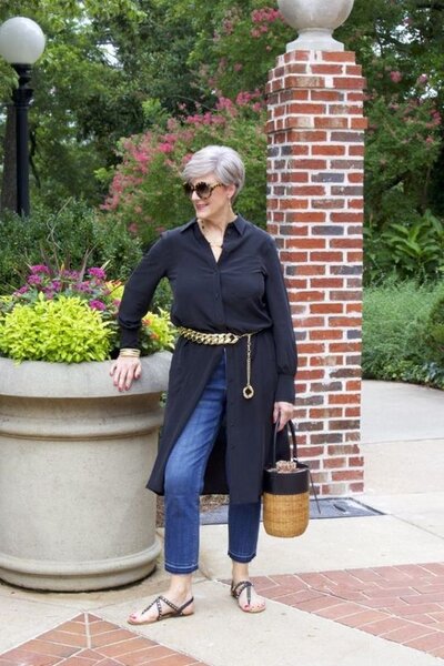 10 идей с джинсами на лето для женщин за 50 лет