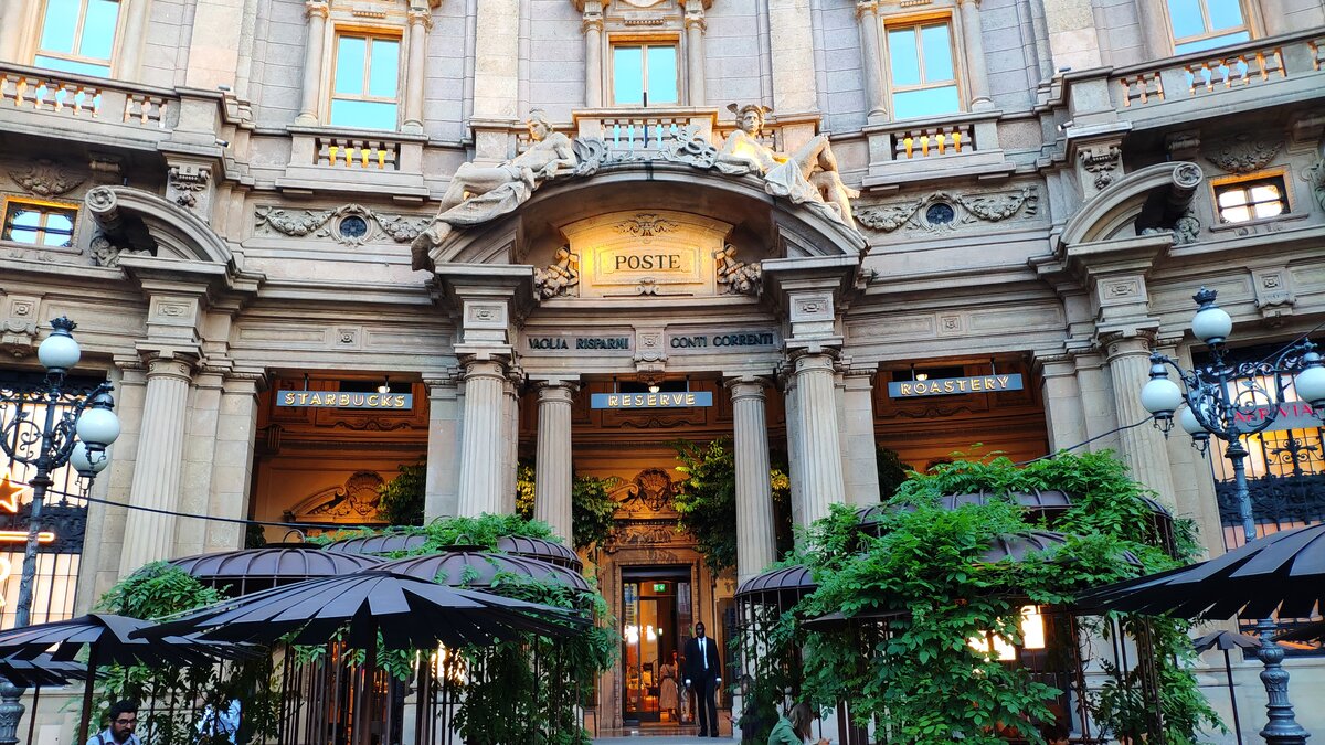 Starbucks in Piazza Cordusio, Milano, photo by Natalia Espania
