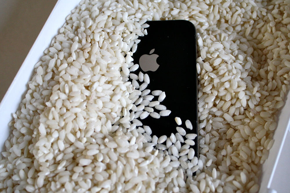 Смартфон упал в воду. Айфон в рисе. Айфайфон в рисе. Телефон в рисе. Сушка телефона в рисе.