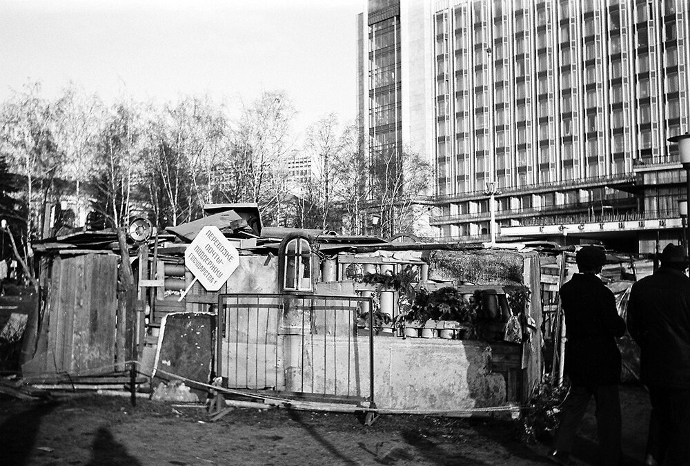  Палаточный городок возле гостиницы «Россия»
 Константин Григорьев, сентябрь - октябрь 1990 года, г. Москва, пл. Васильевский спуск, из архива Константина Григорьева. 