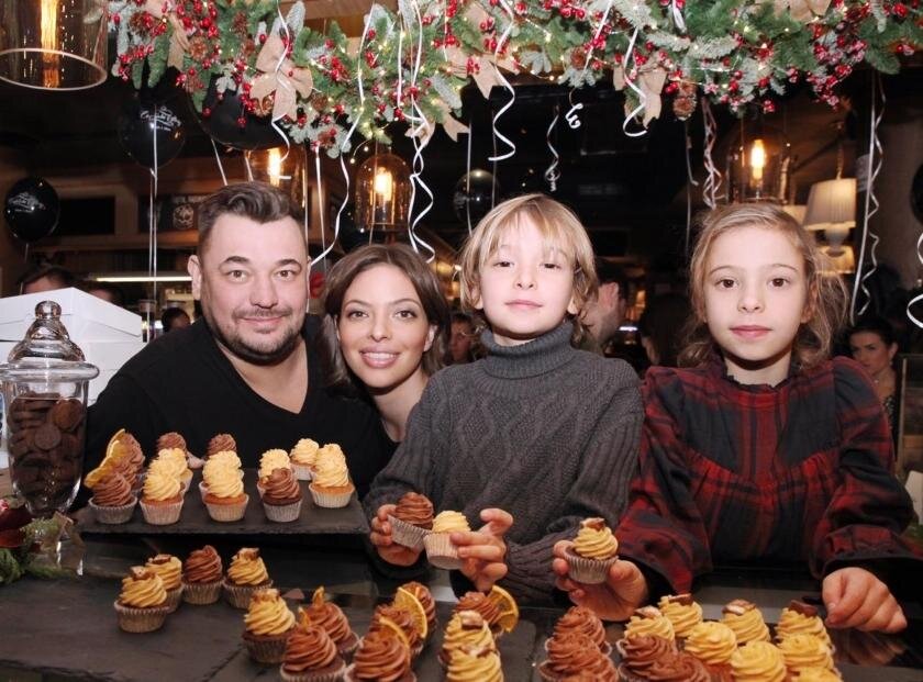  Рисунок 1. Сергей и Регина с детьми
