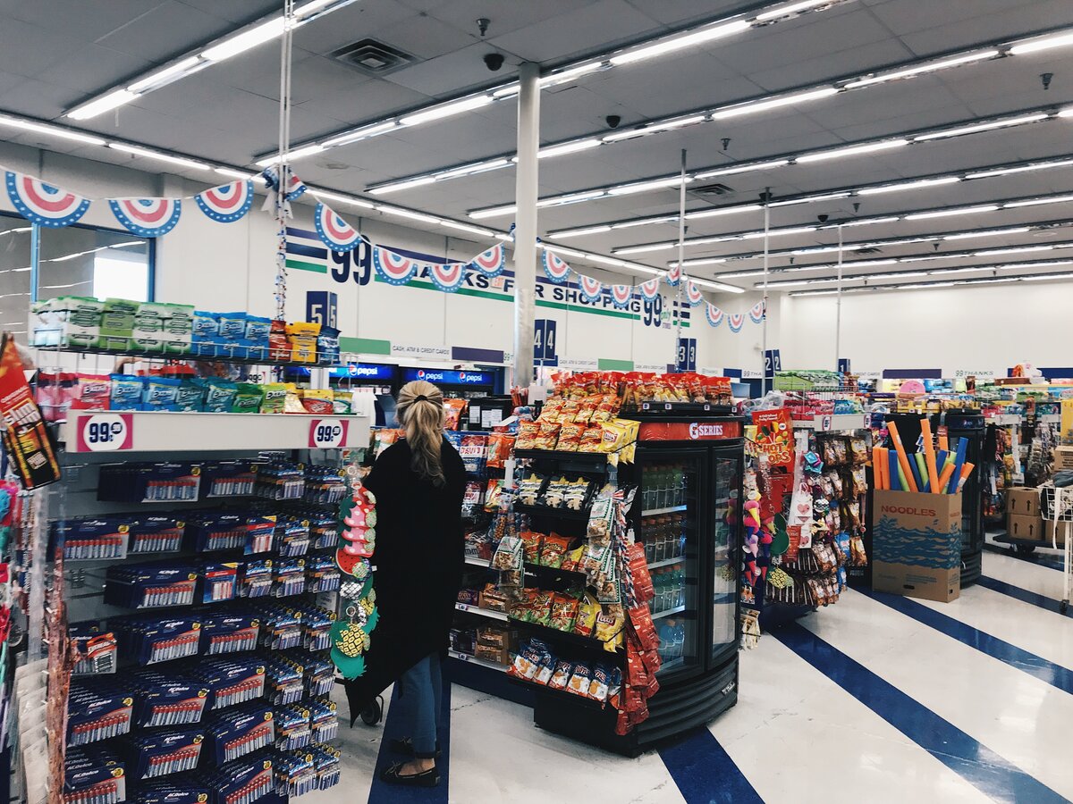 Сотрудников в магазине не очень много, работает 3 кассы