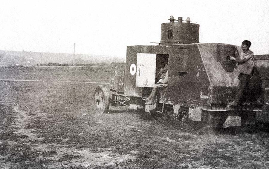 Источник фото: https://warspot.ru/1589-mirnyy-sovetskiy-traktor-krasnye-protiv-belyh/images?name=%2F000%2F005%2F156%2Fcontent%2F4-%25D1%2582%25D0%25B0%25D0%25BD%25D0%25BA.jpg