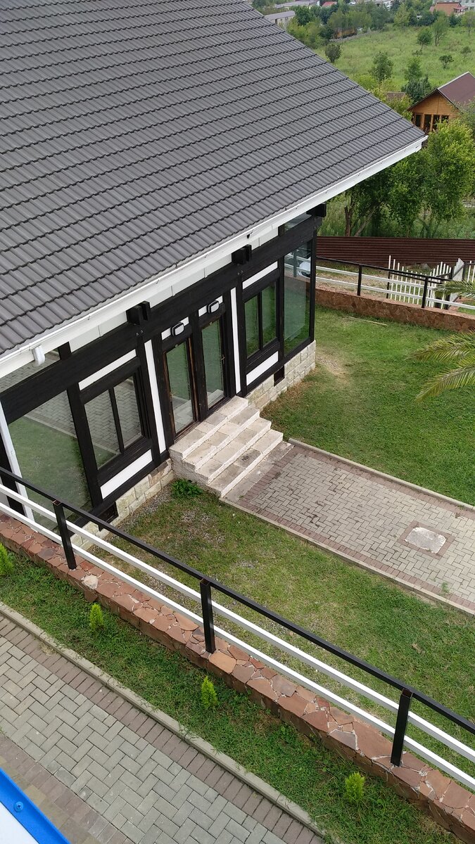 Вид из кафе на наш номер отель "Ласточка"