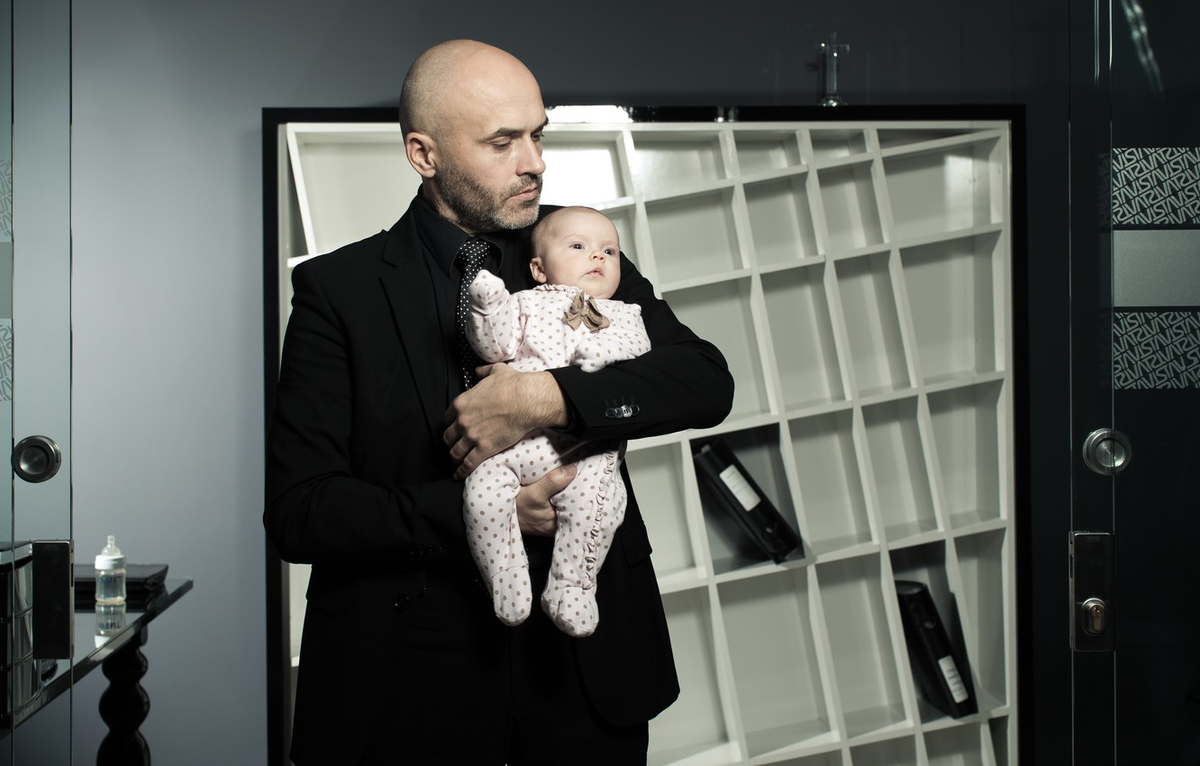 Отец решил. Baby Business. Папа в пиджаке. Мужчина в костюме с ребенком на руках. Муж ребенок бизнес