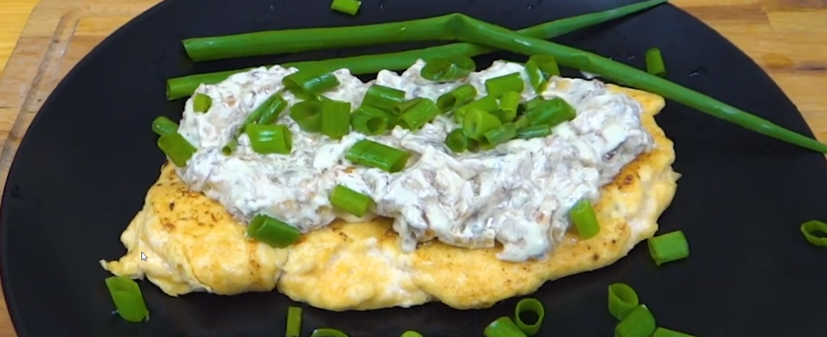 Куриная лепешка с грибным соусом