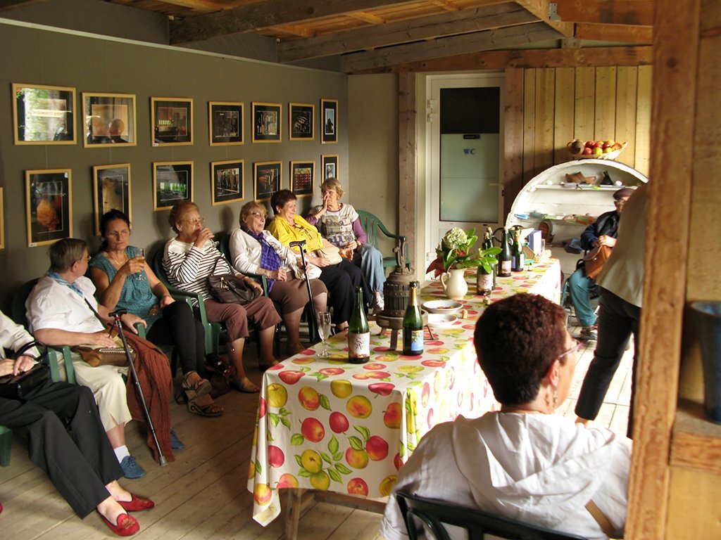 Настоящие бретонские бабушки. Как они там надегустировались, и давай петь ! Практически Марсельезу на бретонском :)