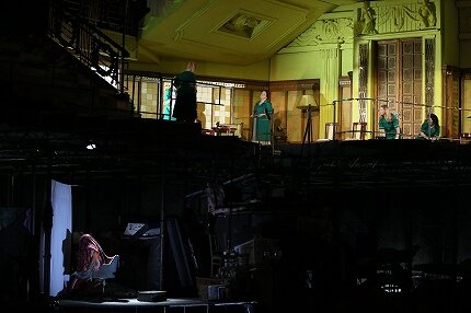  Среди самых громких событий прошедшего XXVII фестиваля «Звезды белых ночей» – дебют Анны Нетребко в «Аиде» и участие в ряде спектаклей легендарного баса Ферруччо Фурланетто. Но никак нельзя было пропустить и представление «Электры»: пусть и не премьерное, однако и не рядовое.