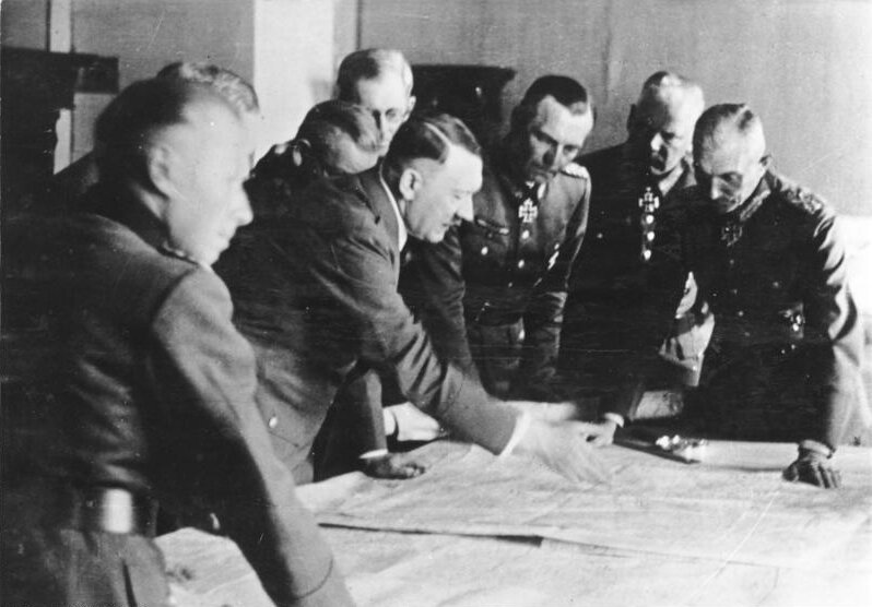 Гитлер в своем штабе. Июнь 1942 (www.wikipedia.com) 
