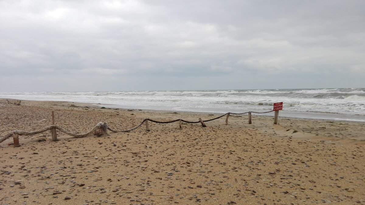 Раковины валяются везде. Январь. Берег Черного моря. Близится шторм. 