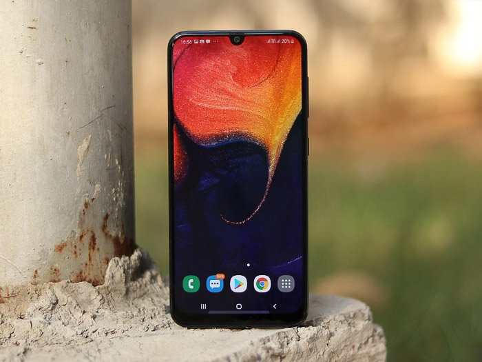 Galaxy A50 предлагается в трех цветах – черном, белом, синем. Все они имеют стильную градиентную отделку с эффектом хамелеона, который проявляется при отражении попадающего света. Глянцевая поверхность привлекает много отпечатков пальцев, а царапины видны на ней уже через несколько дней – обе проблемы решаются использованием чехла.орпус тонкий – всего 7.7 мм, модуль основной камеры незначительно выпирает. За счет скругленных граней аппарат удобно лежит в ладони. Кнопки питания и регулировки громкости на правом торце имеют идеальное расположение и обеспечивают приятные ощущения при нажатии.