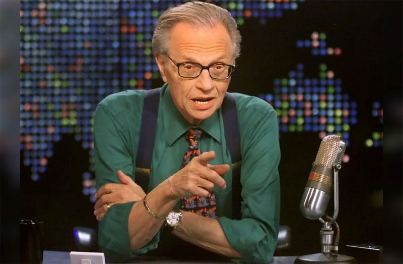 Ларри Кинг во время работы в студии