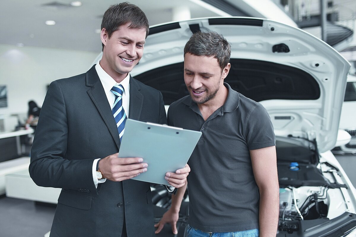 Менеджеры автосалонов хорошие психологи. Не позволяйте манипулировать своим мнением и  избегайте навязывания дополнительных услуг.