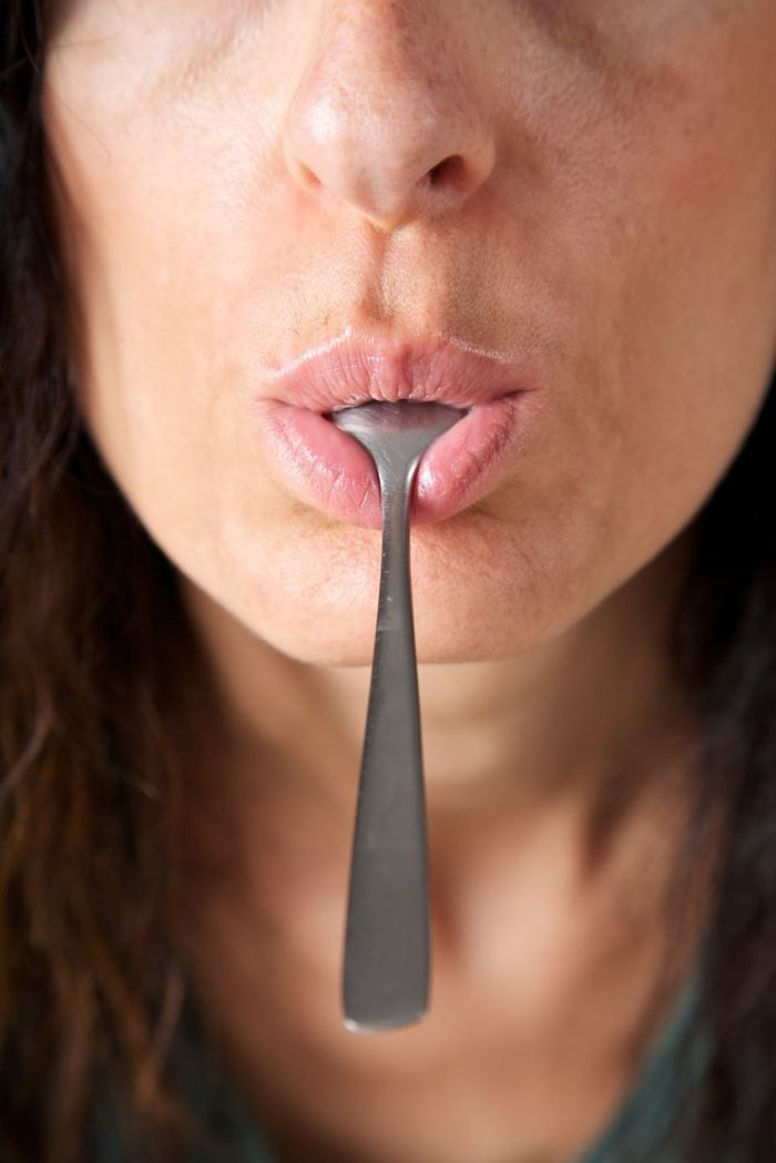 Металлический вкус во рту у женщин причины. Ложка во рту. Облизывает ложку. Человек с ложкой во рту.