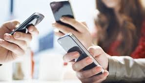 Существует огромное количество мифов и домыслов как именно могут найти по анонимному номеру анонимного мобильного телефона. Мы же знаем правду и сейчас ею поделимся.

В реальности главный инструмент следователя: статистика, телефон и голова.

Бытует три распространенные версии: пеленгуют т.е. определяют источник радиосигнала, вычисляют специальным оборудованием на базовых станциях сотовой сети и вычисляют через разные скрытые возможности, якобы специально имеющиеся в каждом телефоне.
Мы поучаствовали в настоящем расследовании настоящего дела, где преступника вычислили по его мобильному телефону. И скажем следующее: первая версия немного содержит правды, но главный способ поимки не имеет ничего общего со всеми тремя.
Говоря в целом, следствие и криминалисты только в кино используют крутые спецсредства и дорогую аппаратуру. В реальности главный инструмент следователя: его голова и бумажки. А главный метод - язык не повернется сказать "дедукция", - назовём это "поиском закономерностей" или "статистика". И ещё есть такая штука как Время. Время всегда против анонимности: что-то мы делаем слишком вовремя, а что-то совсем не вовремя. И если где-то есть логи наших дел с отметками времени - нам не скрыться. А логи в мобильной связи ведутся по каждому байту. Далее подробнее.
Как вычисляют кто работает с левой сим-карты?

Вы не поверите: по "ведущему" телефону - Вашему настоящему. Внимательно прочитав следующий абзац Вы поймёте, как всё легко, просто и быстро. В описании используется термин "включение" - это момент, когда "анонимный" аппарат вышел в сеть. Итак, поехали, рассмотрим разные ситуации:
Ситуация первая: Вы пользуетесь "анонимным" мобильником, а настоящий находится рядом и включен. Следователи запрашивают логи всей соты в которой работает (работал) "анонимный" аппарат. Это всё, что им потребуется, что бы Вас вычислить (причем не только "по горячим следам", но и через неделю, месяц, не спеша, в кресле своего кабинета за чашечкой кофе). Делают рекурсивные выборки по промежуткам включения и смотрят кто ещё был в соте кроме "анонимного" аппарата. Например в одной соте были ещё 1000 включенных телефонов. При следующем включении 500 из тех, что были в первый раз. При следующем - 20 из тех, кто был в первый и второй раз. Чаще всего удается с логов трех-четырех включений найти точно пару телефонов, которые не покидают соту. Реже включений требуется больше: в таком случаи можно попробовать пробить историю по номерам множеств совпадений, а так же их владельцев. Если это бабуля 90 лет из которых номер у неё уже 10 лет и квартиру она не покидала 5 лет - то, явно, вариант отпадает. Таким образом следователи достаточно быстро выходят на настоящий номер телефона, одна история звонков по которому раскроет все карты. Нередко спецслужбам везет и с 2 включения: быстро изучить и отмести сотни номеров - дело лишь в количестве сотрудников. Бывает даже, что на настоящий номер выходят с первого и единственного включения "анонимного"! Не верите? А зря. Динамика в соте, поведение других аппаратов, будни / праздники могут существенно упростить работу силовиков. Могут во время работы "анонимного" мобильника все остальные выйти из соты, кроме Вашего (ну взяли остальные люди и переместились куда-то) или делать исходящие, отправлять СМС. Сейчас такое время, когда все ни минуты без мобилы. И это Вас палит: Вы же не можете одновременно делать исходящие с двух телефонов. Значит пока Вы "работаете" с "анонимного" все, кто звонит в Вашей соте - выходят из под подозрения и сужают кольцо вокруг Вас. Кроме того господин Случай не на Вашей стороне: у спецслужб логи в которых все данные от и до, а у Вас обычный быт со всеми непредсказуемостями. Пример: Вы сёрфите "анонимно" в интернете и тут Вам звонят на настоящий телефон. Вы начинаете говорить и трафик данных по интернету падает на время, статистически отличное от времени между средними загрузками страниц. Сопоставить все звонки в соте на точное совпадение с провалом трафика - дело секунд - и Ваш номер обнаружен. Может быть, конечно, что Вы просто пошли в туалет, но ведь проверить нужный ли номер "обнаружен" не сложно. А если Вам позвонят два раза?

Преступник включил аппарат, отправил СМС с требованием выкупа, выключил. Через день включил, позвонил обсудить условия выкупа, выключил. Третий раз включил - сообщил место встречи и время, выключил. Мы изучили логи по трём "включениям", - кто в этот момент был в соте все три раза. От второй "сверки" осталось четыре номера, от третьей - один.

Ситуация вторая: Вы пользуетесь "анонимным" мобильником, а настоящий предусмотрительно заранее выключаете. Невероятно, но Вы только упростили задачу следователям. Они просто посмотрят, кто отключился - именно отключился (телефон передает в сеть сигнал об отключении), а не покинул сеть незадолго до появления "анонимного". Можно смело говорить, что таких в соте будут единицы или даже Вы один. Для уточнения данных можно сравнить кто включился после отключения "анониста". И, так же, пробить на бабуль и прочих. Как видите отключение настоящего аппарата при пользовании "левым" только ухудшает анонимность.
Ситуация третья: Вы оставляете настоящий телефон дома включеным, а сами едете в другую соту, и только там включаете "анонимный". Думаете хитрый план? А вот нифига. Три фактора все равно выдают Ваш настоящий аппарат. Во-первых отрабатывается та же схема, что и в первой ситуации, только уже не по одной соте, а по нескольким. Сначала по одной, потом по соседним и так далее пока не дойдут до сравнения соты "анонимного" с сотой настоящего. Во-вторых и в главных: Ваш аппарат дома находится без хозяина и не может отвечать на звонки. Следовательно рано или поздно будут пропущенные, которые так же видны в логах. Нужно только сравнить на каком аппарате были пропущенные во все времена "включения" анонимного. Как думаете, многие из абонентов постоянно не берут трубку как раз в то время, когда Вы выходите с анонимного? Да никто, кроме Вашего настоящего телефона! Кроме того данный способ хорошо помогает в общем поиске: следователи могут очень быстро обзвонить номера, что остаются после сравнения логов сот. И если телефон не берут - в подозреваемые. В-третьих Вы не можете оставлять настоящий аппарат где попало - каждый раз в разных местах. Скорее всего он у Вас дома. То есть в одном месте на каждое включение. На этом можно построить дополнительную выборку для фильтра: сколько одних и тех же аппаратов находилось в одной и той же соте. В целом всё это приведет к быстрому, хоть и чуть менее быстрому, чем в предыдущих случаях, выходу на настоящий номер.
Ситуация четвертая: Вы выключаете настоящий телефон дома, а сами едете в другую соту, и только там включаете "анонимный". См. ситуацию №3 + ситуацию №2

Получается вся схема работает на том, что делается несколько включений с одного номера. То есть, если выходить с номера только один раз и потом выкидывать симку и телефон - найти будет невозможно?

Это поможет только в том случаи, если и "дело" Ваше на один раз и других похожих дел не было и больше не будет. То в есть реальности всех настоящих "дел" - не поможет. Смена номеров ничуть не усложнит задачу поиска настоящего телефона. Например в том же примере про шантаж: как смена номера поможет - ведь жертве-то одной и той же совершаются звонки. Следователи будут просто пробивать не по одному номеру 3 включения, а три включения разных номеров. Аналогично "темные делишки" в Интернете - номера легко объединяются по общему "делу". Скажем более - частая смена номеров только ухудшают безопасность т.к. следователи получат группы номеров и смогут легко пробить, например, откуда симки. И накрыть вас с поличным во время закупки новых или выйти на "продавца", который сделает "робота" или сольет номер, с которого Вы звонили ему. Анонимность - это не отсутствие данных для идентификации.