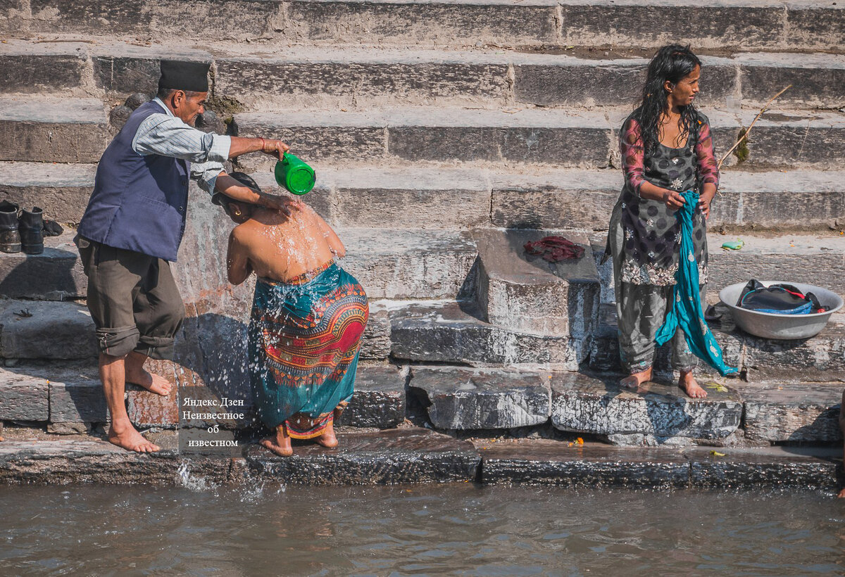 Оголиться и помыться на глазах у туристов - норма жизни в Непале