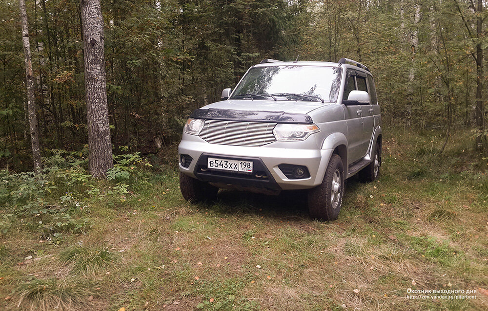 Припарковался в лесу.