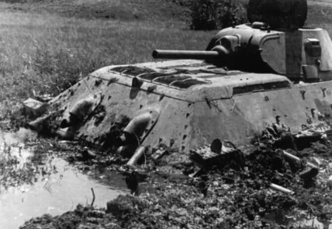 Т-34  раннего выпуска. Танк застрял там, где застрял бы любой танк.