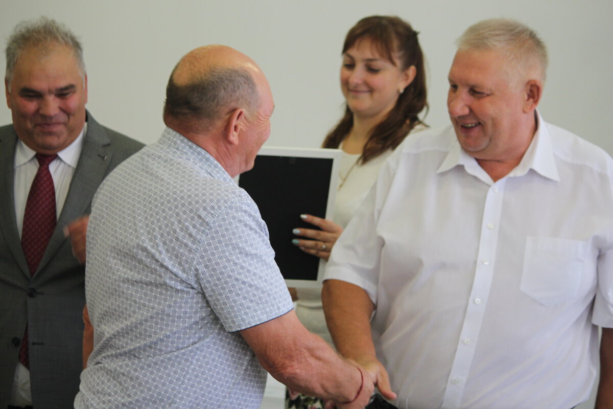 Владимрр Зюзин поздравляет сотрудников агрохолдинга