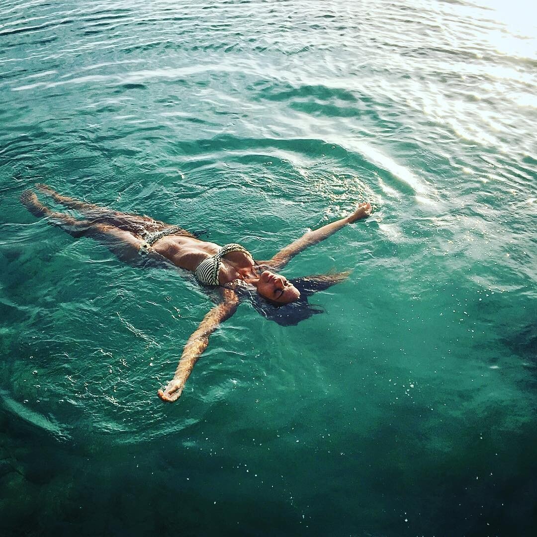 Примерно так лежат на солёной воде.