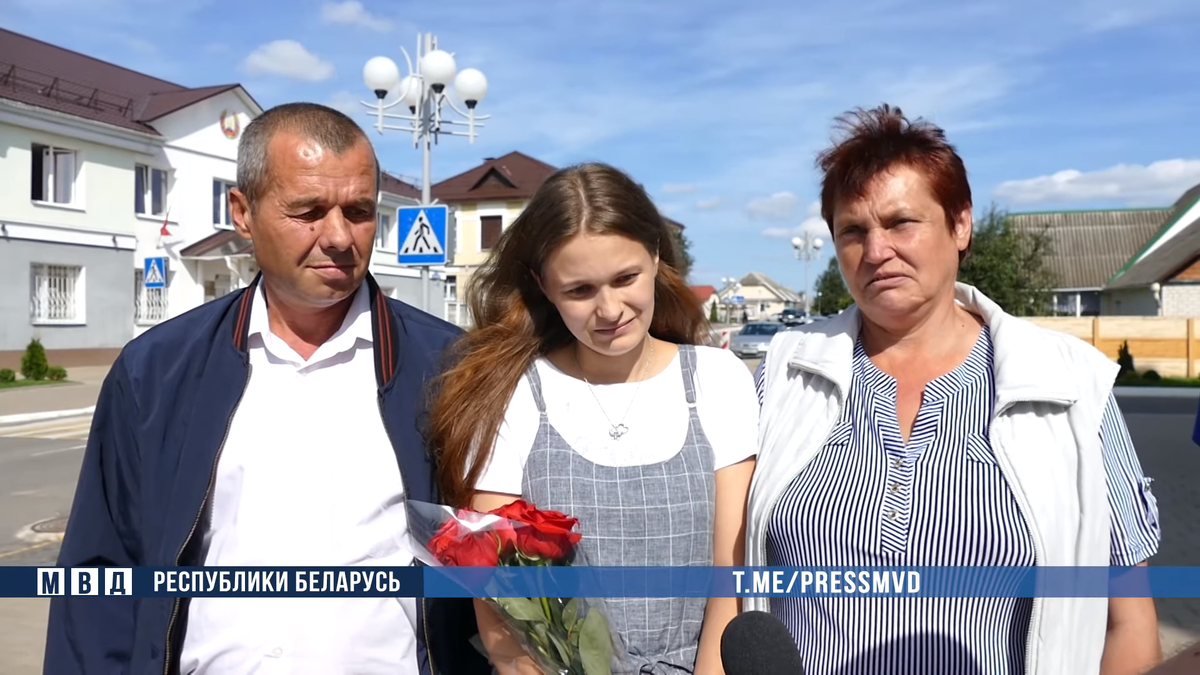 Воссоединение семьи, фото взято с открытых источников. Та самая девочка и ее родители