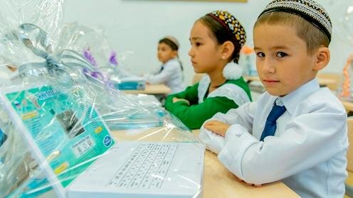  Туркменский первоклассник с подаренным обучающим компьютером. Фото с сайта Orient.tm