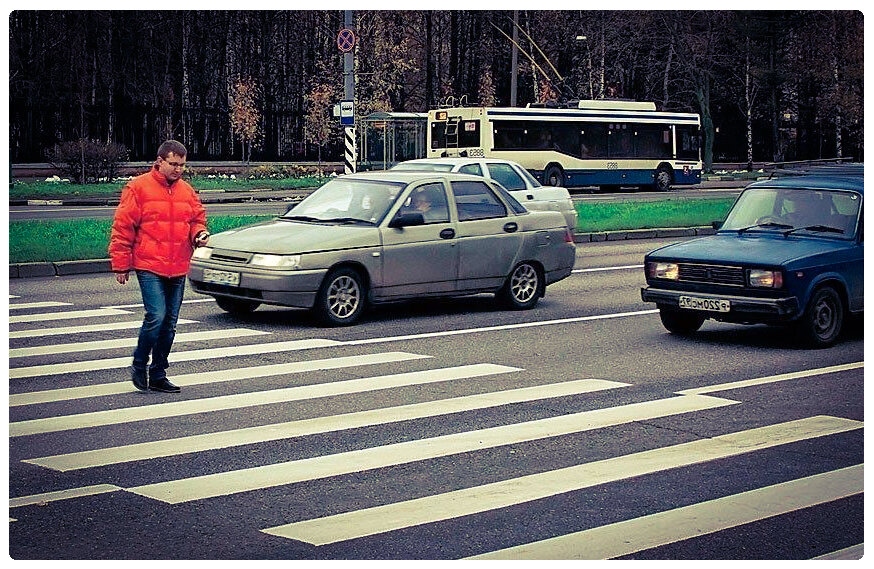 Пешеход прошел в первый час. Машина на пешеходном переходе. Пешеход и автомобиль. Автомобиль e gtit[jlyjuj gtht[JLF. Машина перед пешеходным переходом.