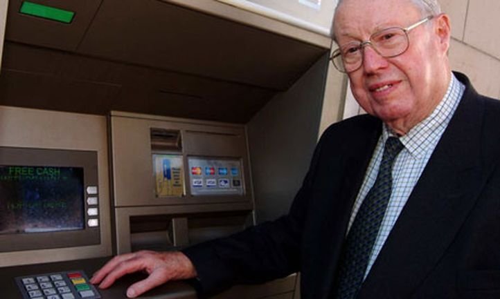 Некоторые люди умеют менять мир вокруг себя. На фото - изобретатель первого банкомата с обналичкой Джон Эдриан Шепард-Барон. Источник: scoopwhoop.com