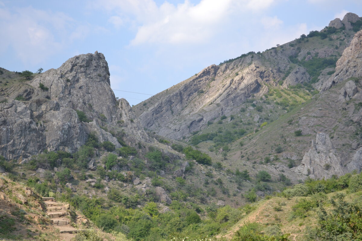В окружении гор