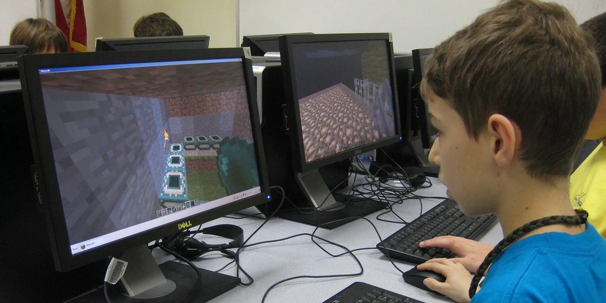 Школьник играющий в комп. Ребенок играющий в компьютерную игру. Школьники играющие в компьютерные игры. Мальчик за компьютерными играми. Увлеченные игрой дети не слышали как вошла