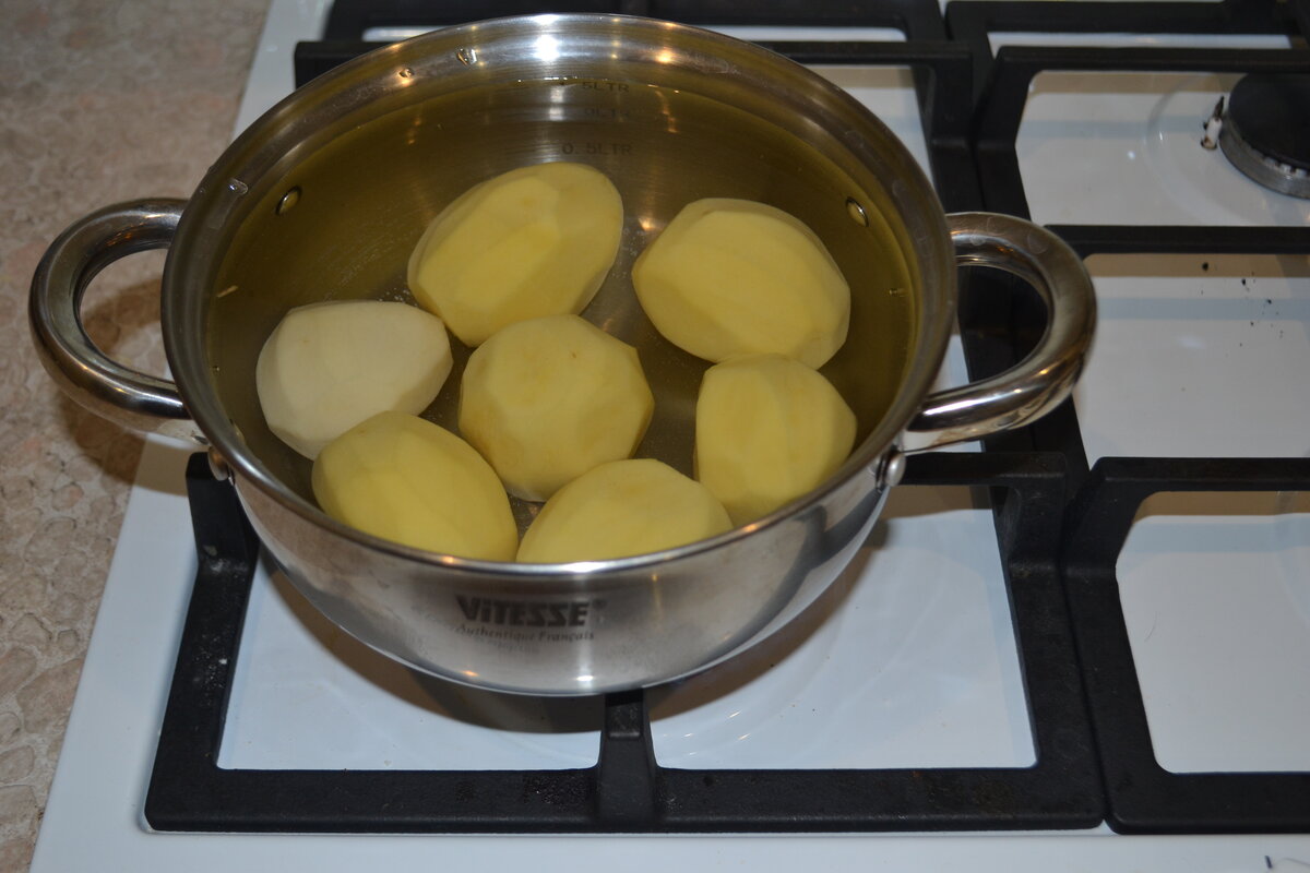 Картошку варить в холодной или горячей воде. Варка картошки. Ёмкость для варки картошки. Картошка варится на плите. Ставим кастрюлю на плиту.