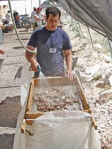 Просеивание культурного слоя.