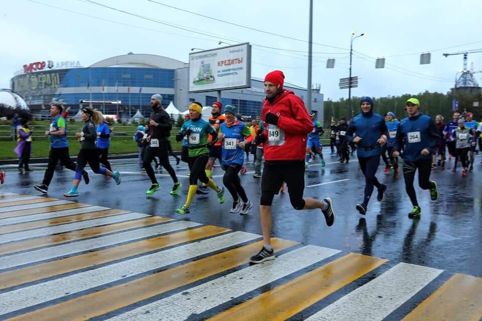 Самыми быстрыми на дистанции 42,2 км как среди мужчин, так и представительниц прекрасного пола, стали жители столицы Южного Урала. Поздравила победителей марафона и вручила заслуженные награды временно исполняющая полномочия Главы города Наталья Котова.Несмотря на дождь и сильный ветер, ровно в 8 утра, состоялся старт первого челябинского шоссейного марафона. Мероприятий такого масштаба в Челябинске еще не было. Более 2200 челябинцев и спортсменов из других городов начали свои дистанции от ледовой арены «Трактор». Самому маленькому участнику всего год, вместе с родителями малыш преодолел дистанцию в 2 км. А самому зрелому марафонцу исполнилось 79 лет.«В этом году Челябинский марафон вышел на принципиально новый уровень и в таком формате прошел впервые: в предыдущие годы трасса его забегов проходила по лесопарковой зоне, однако, это не позволяло включить в соревнования большое число желающих. Поэтому в этом году было принято решение об изменении трассы и прохождении марафона по городским улицам. И мы, наравне с крупнейшими мировыми столицами, провели соревнование такого высокого уровня», - отметила в приветственном слове Наталья Петровна.Абсолютными победителями стали:- на дистанции в 42,2 км челябинцы Саурбаев Дамир и Евдокия Букина;- на дистанции в 20,1 км Кульмухаметов Рустам из Аргаяшского района и Титова Марина из Тольятти;- на дистанции в 10,5 км Кузнецов Кирилл и Фатеева Екатерина из Челябинска.Победителям вручили кубки, подарки от спонсоров и денежные сертификаты. А всем участникам массового забега на 2 км вручили памятные медали. Итоговые протоколы марафона можно посмотреть здесь.«Надеюсь, что Челябинский шоссейный марафон станет доброй традицией и будет собирать все большее количество участников. Ведь спорт — это то, что нас всех объединяет, независимо от возраста, статуса и физической подготовки. А бег - самый доступный его вид, по сути требующий только желания и подходящей обуви», - отметила градоначальница Наталья Котова.