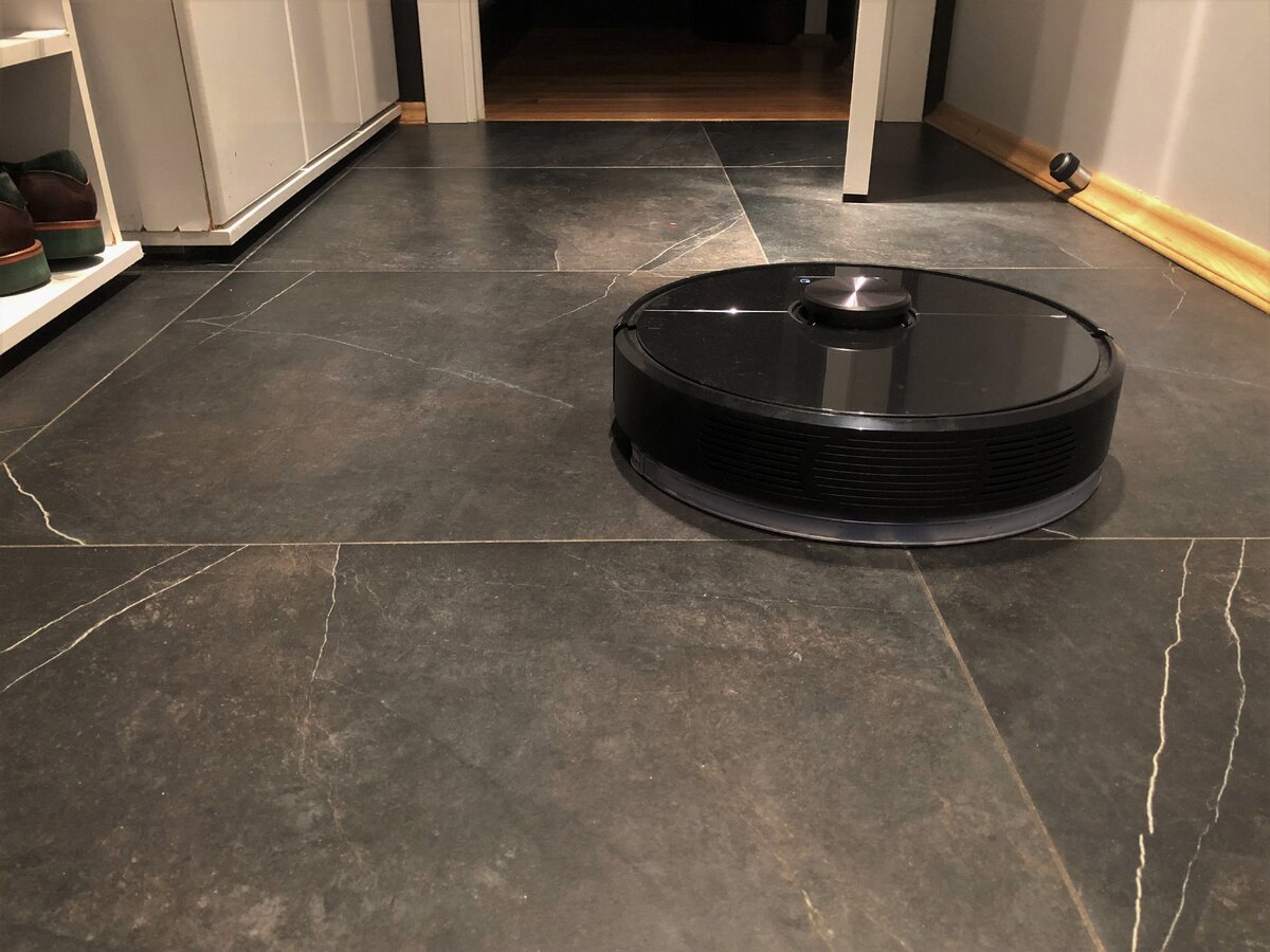 Робот-пылесос за работой