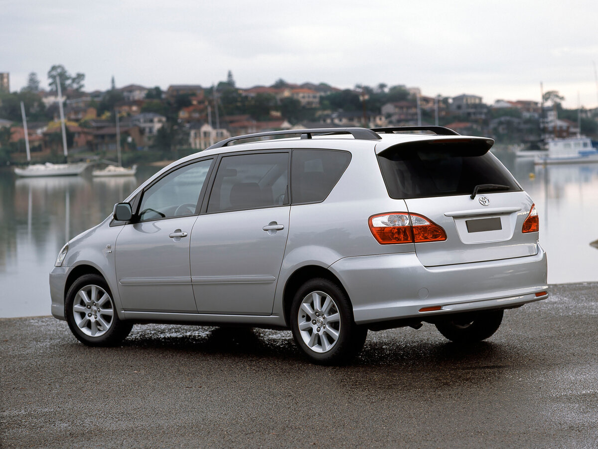 Toyota Avensis Verso. Фотография взята с сервиса Яндекс Картинки 