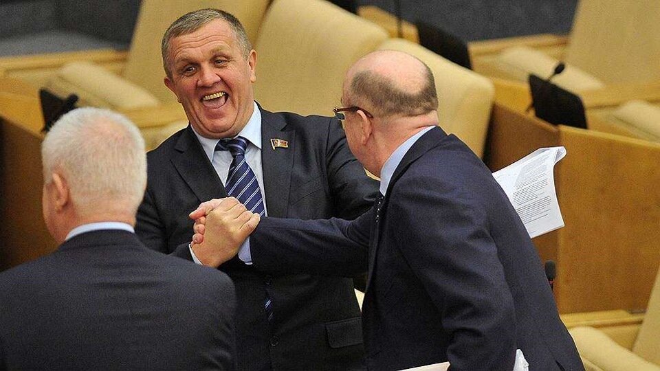 Депутаты в думе. Депутаты госдумы 2000 года. Группа новые депутаты. Группа новые депутаты. Группа новые депутаты.