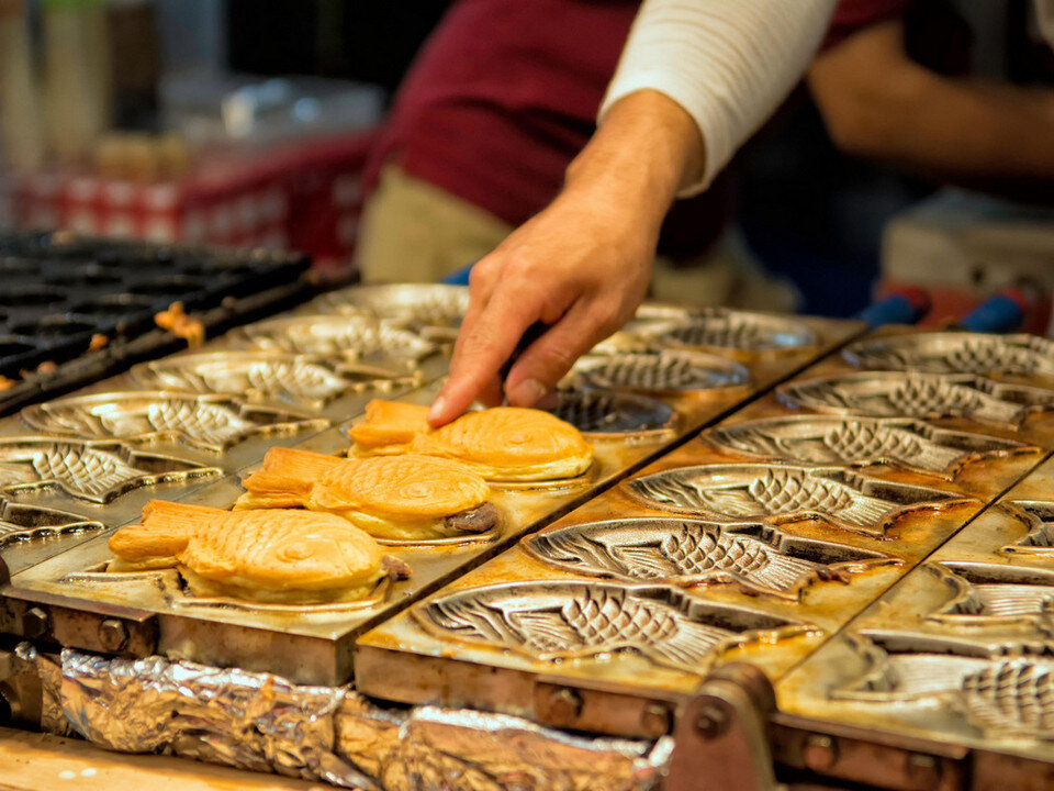 https://livingnomads.com/wp-content/uploads/2018/11/12/fish-cake-Myeongdong-Street-food.jpg