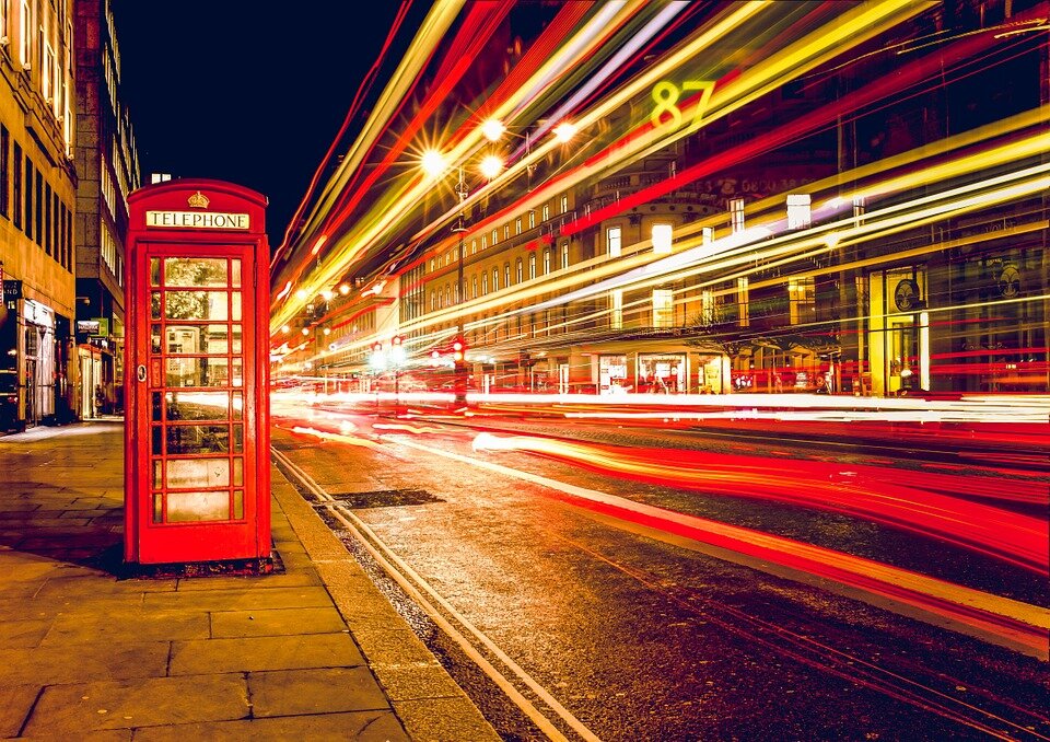 https://cdn.pixabay.com/photo/2015/05/15/14/38/telephone-booth-768610_960_720.jpg