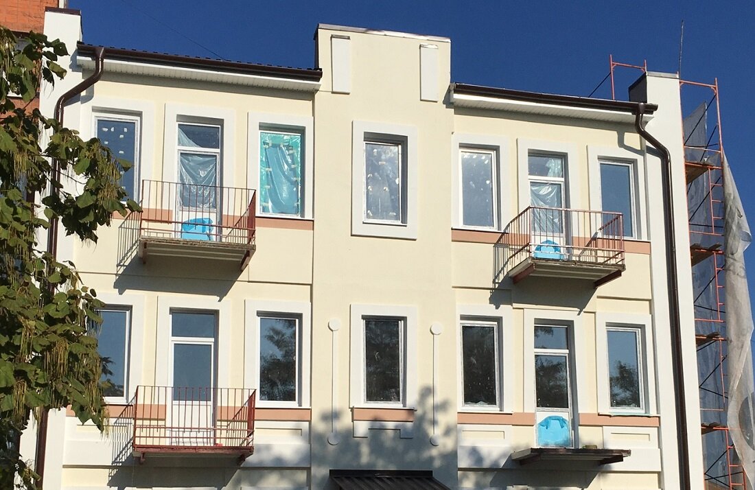 Что сделали хорошего? Убрали с фасада кондиционеры и незаконное ограждение балконов. Что сделали плохого? Всё остальное.
Фото: Виталий Парьев
