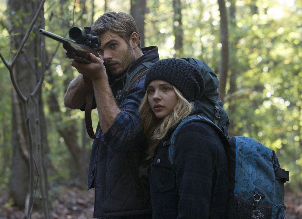 Алекс Роу и Хлоя Грейс Морец - кадр из фильма "5-я волна" 